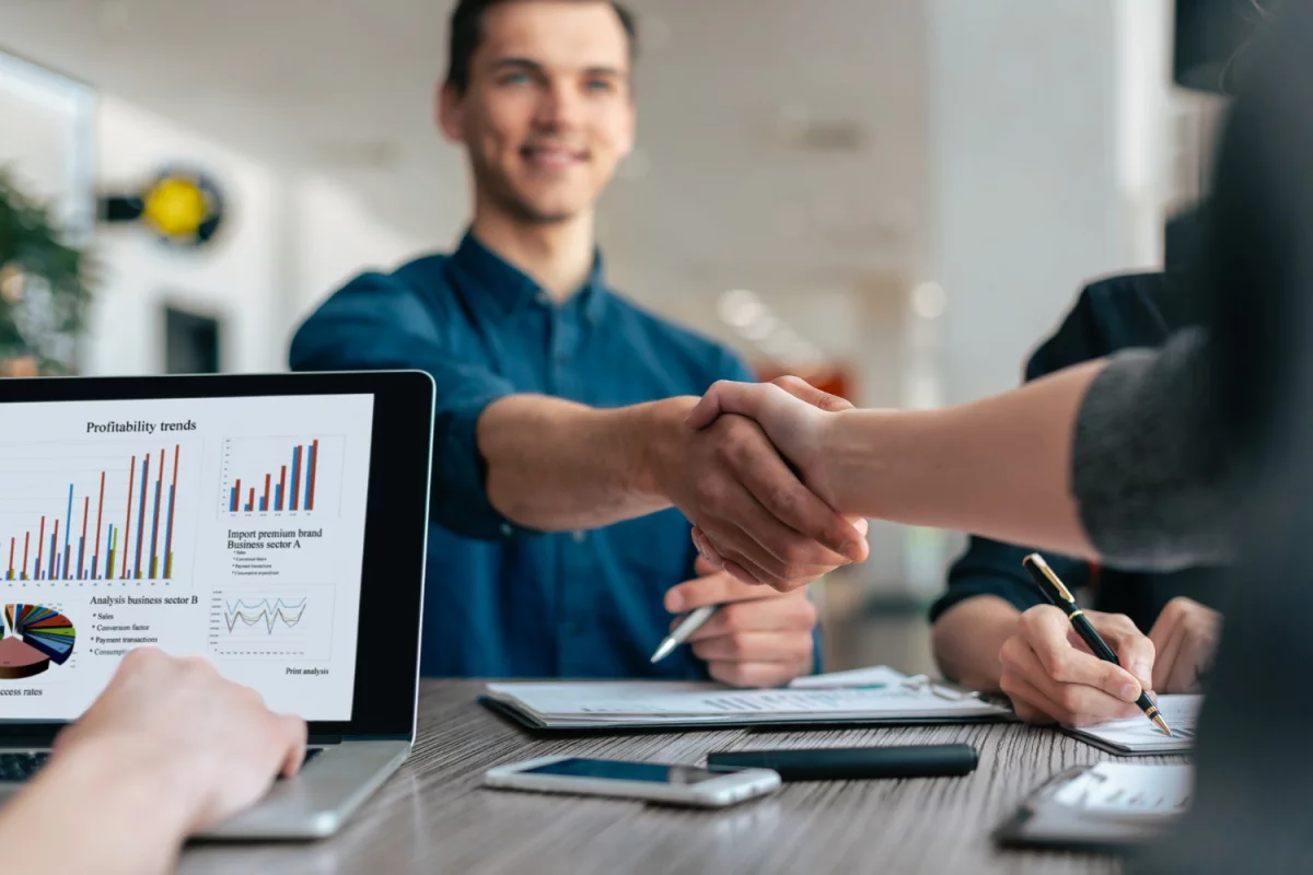 Czy można wynająć namiot eventowy po pracy?